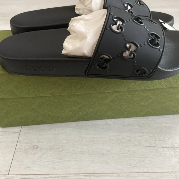 Gucci GG black rudder slides
Size 42 size 12 womens runs small
Authentic - Picture 3 of 4